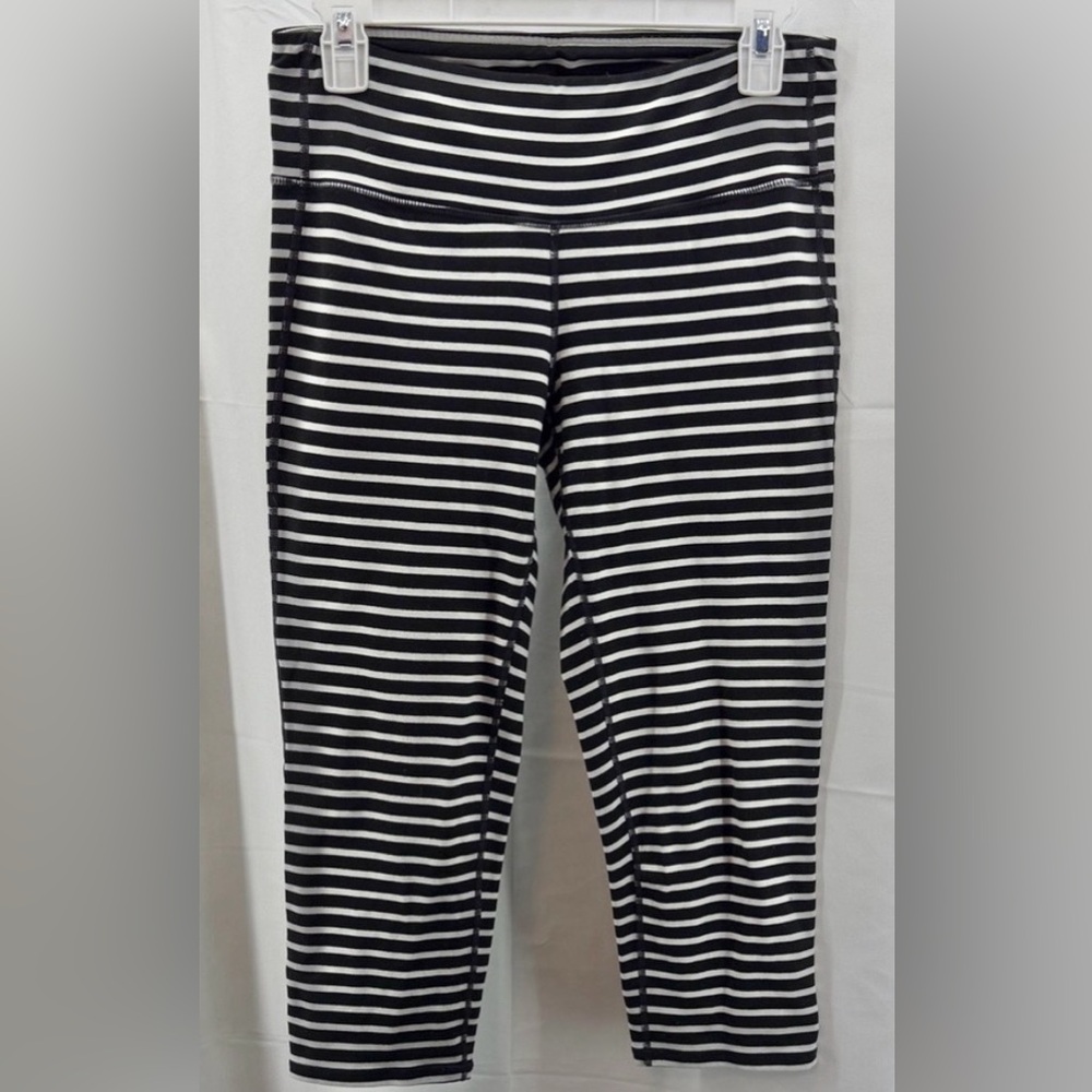 Athleta Chaturanga Striped Black & White Capri Leggings Size Medium
